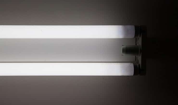 Моргает энергосберегающая лампочка при выключенном выключателе - почему это происходит