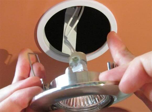 Как заменить лампочку в подвесном потолке