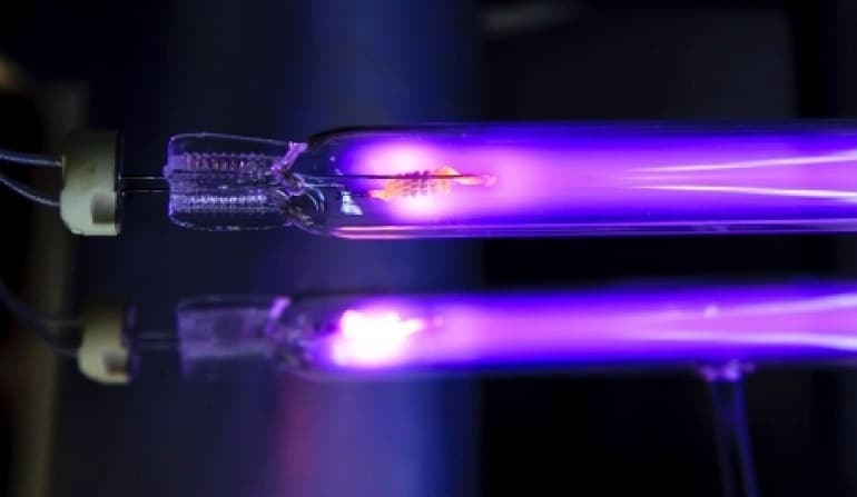 Чем отличается ультрафиолетовая лампа от кварцевой