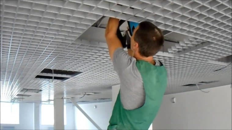 Разборная конструкция потолка существенно упрощает монтаж светильников и прокладку питающего кабеля