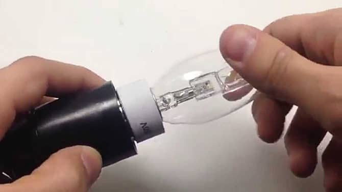 Замену ламп с дополнительной колбой можно производить голыми руками