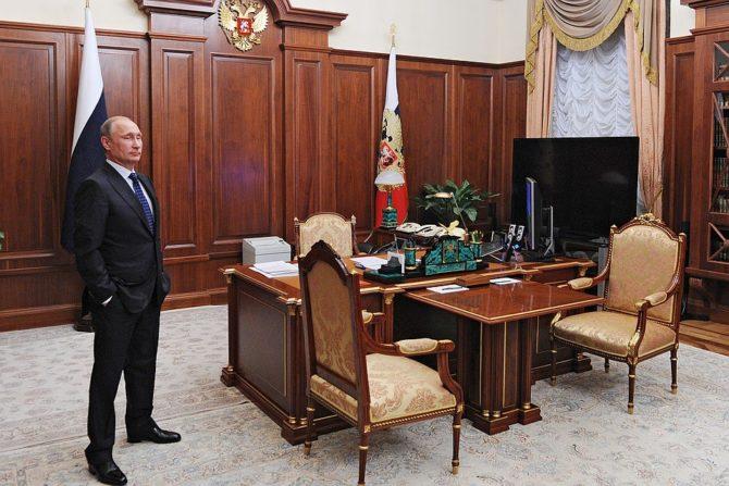 лампа в рабочем кабинете Путина