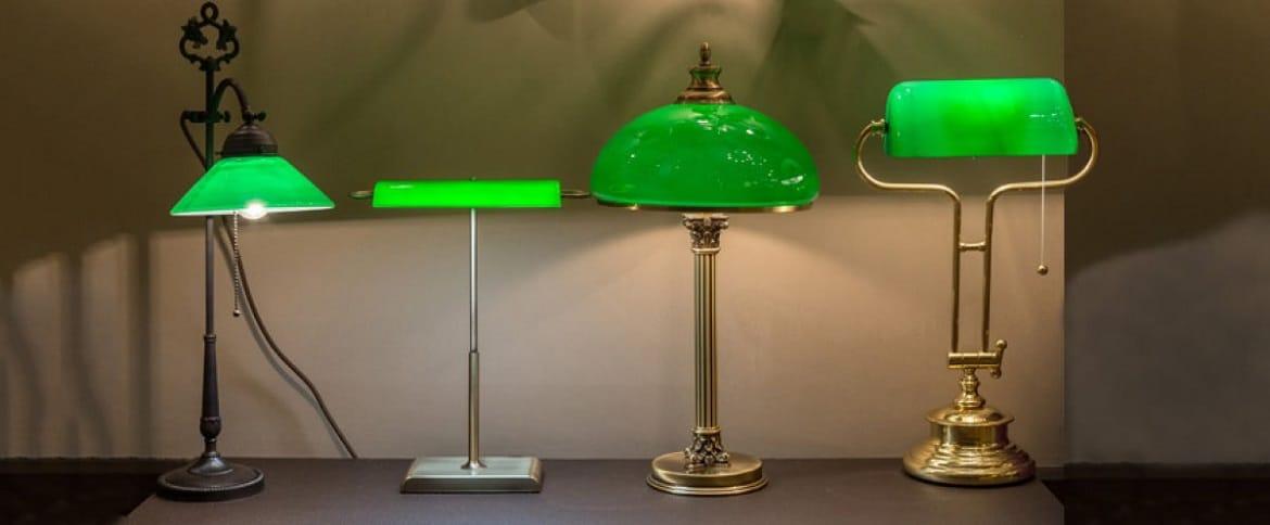 Зеленая лампа и грязный стол и правила над столом - 94 фото
