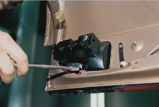 Замена лампочек в задних фонарях на крышке багажника киа церато 3 поколения видео