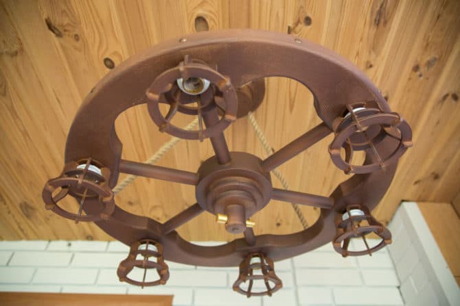 Люстра из колеса от телеги — лучшие модели и инструкция по изготовлению