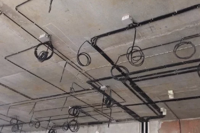 Что нужно знать о разводке электрики в квартире по потолку