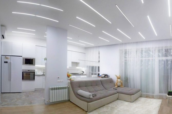 Идеи дизайна освещения для кухни совмещенной с гостиной