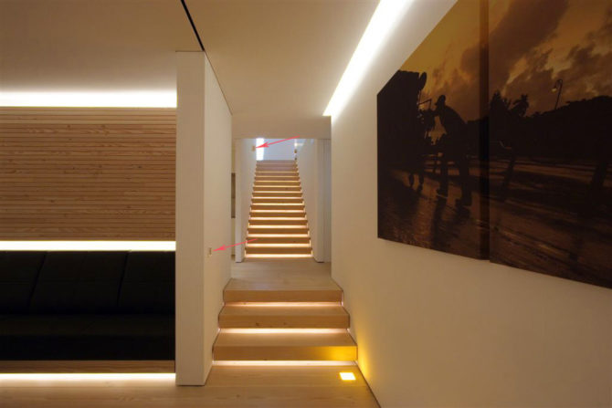 Идеи освещения прихожей и коридора в современном стиле