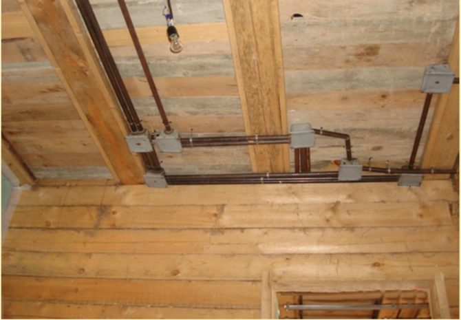 Как провести проводку под натяжным или за подвесным потолком