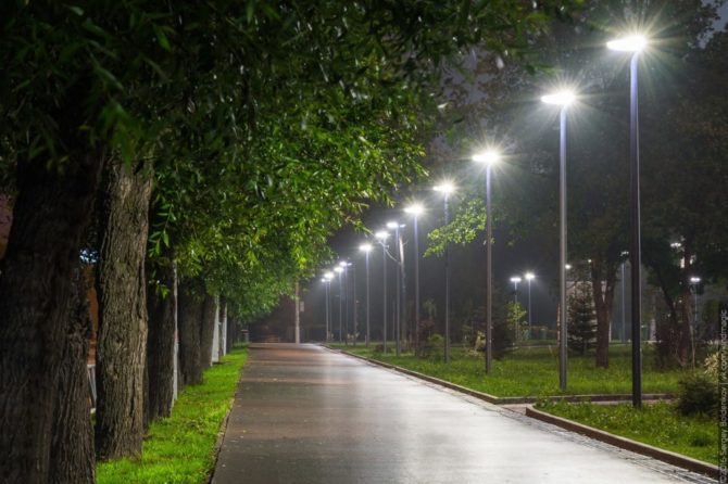 Как устроено освещение в скверах и парках
