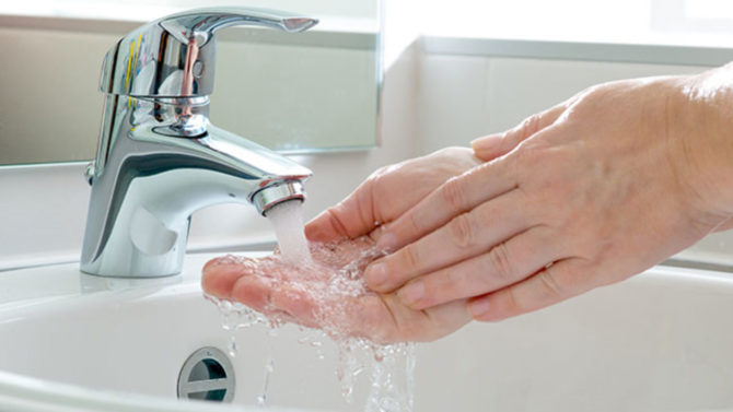 Бьет током в ванной от воды или от крана — ищем и устраняем причину